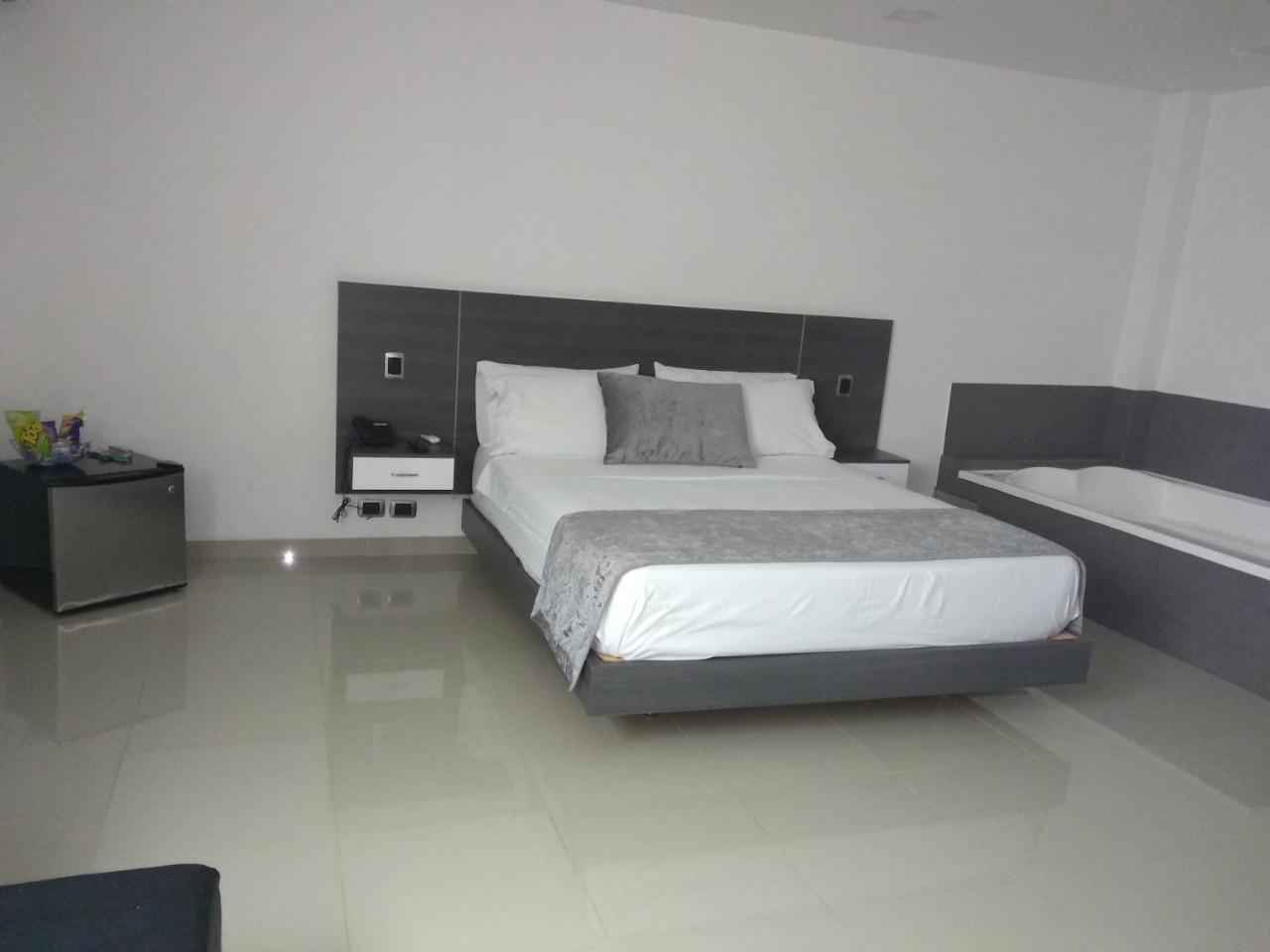 Calle 10 Express Hotel Medellín Exteriör bild
